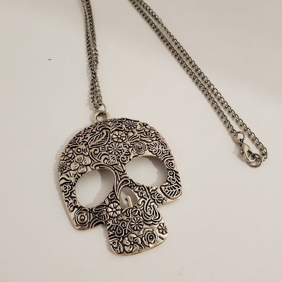 Skull Necklace - Picture 2 of 3